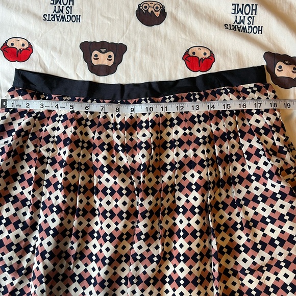 J. Crew Pink Diamond Tile 100% Silk Pleated Short Skirt Size 10 - Picture 7 of 9